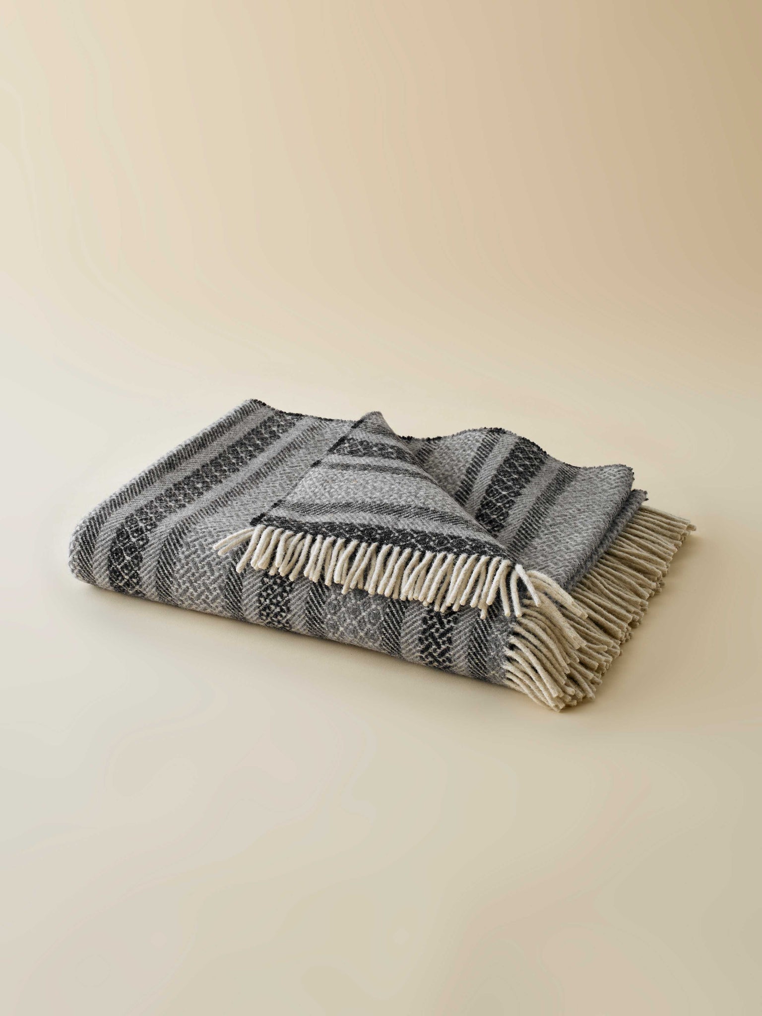 Plaid Laine Basque Gris thumbnail 4